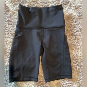 Lululemon high rise shorts 6” with pockets